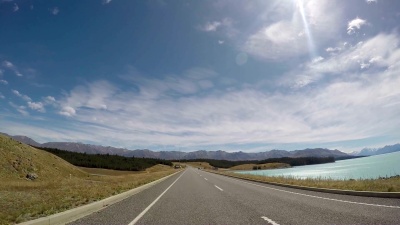 汽车沿着山湖路行驶