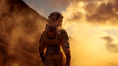 在火星上的宇航员走向他的基地/研究站的镜头之后。载人火星任务，技术进步带来太空探索，殖民。