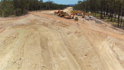 空中 在砾石路段和施工机械上方近距离飞行