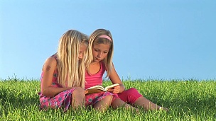   两个小女孩在读书