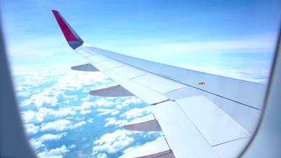 飞机机翼在空中，从乘客窗口观看