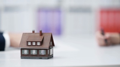 房地产经纪人与客户签订合同，这位女士正在购买新房，前景是样板房