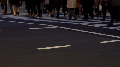 城市通勤者在黄昏与东京站对抗