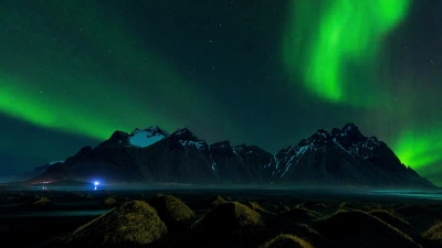 冰岛维斯特拉霍恩山脉的延时北极光(Aurora Borealis)。