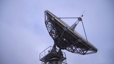 一个卫星天线以延时的方式移动，在天空中形成剪影