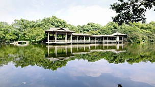 杭州西湖边的古建筑。