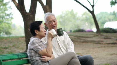 休闲快乐的亚洲老人一起在公园喝咖啡