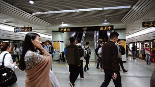 上海地铁站内的人