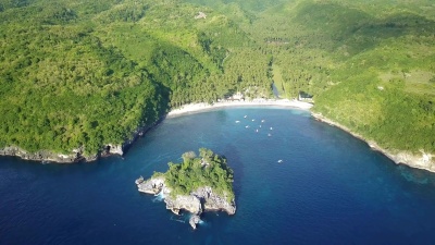 鸟瞰美丽的海湾和带蓝色海水的热带绿岛