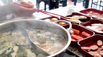 在火锅里填满各种肉类