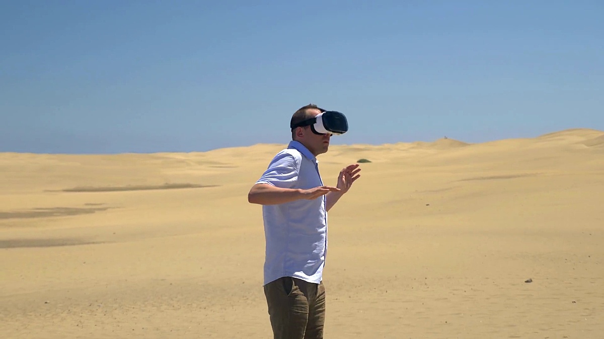  沙漠中人类探索虚拟现实的视频