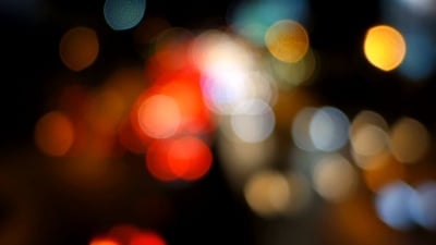 夜间交通灯光模糊