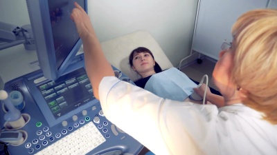 一位女性妇科医生正在对一名孕妇进行超声波检查。医学超声扫描。
