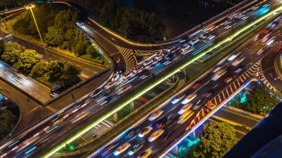 夜间消逝时现代城市中心区道路交叉口鸟瞰