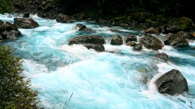 来自Fiordland Natio的Tutoko河图托科桥的Madeline山