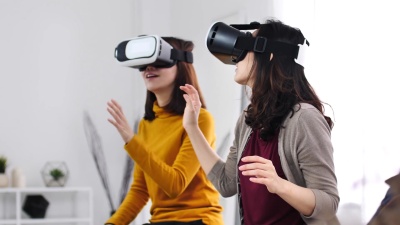 在家使用VR眼镜的朋友