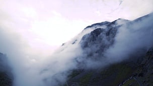  山与雾在挪威峡湾与天空，平移左侧