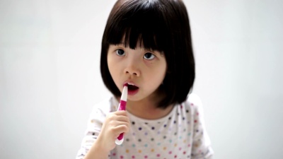 亚洲女孩子正在享受刷牙的习惯
