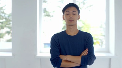 日本年轻人做出不同的面部表情