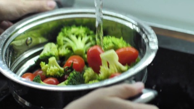 洗西兰花和樱桃番茄慢动作视频