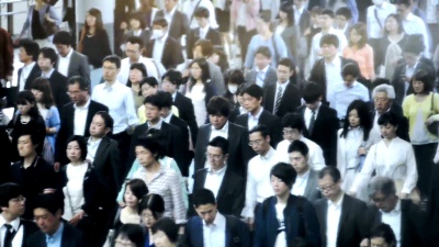 一群通勤者在东京上班的路上