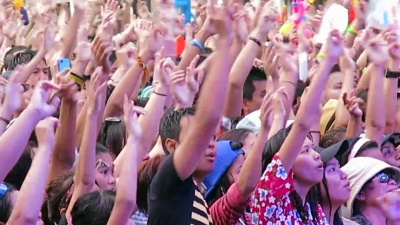 在演唱会中挥手
