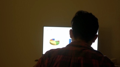 亚洲男子夜间工作笔记本电脑