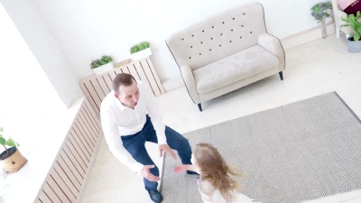 快乐家庭Idyll小孩子女儿跳上父亲的手臂