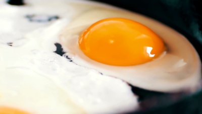 美味的新鲜鸡蛋在平底锅里煎