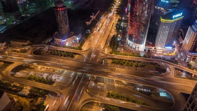 晚间北京道路交叉口的延时摄影-鸟瞰(WS RL Pan)