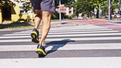 在城市的人行横道上慢跑
