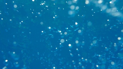 气泡上升。水下射击。慢动作。