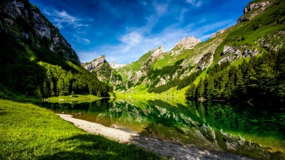 时光流逝:风景如画的山湖