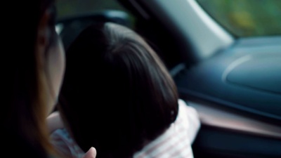 亚洲女婴车内黑发