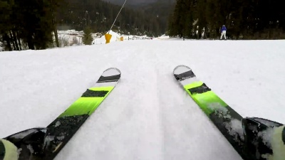 滑雪者沿着山坡滑行。