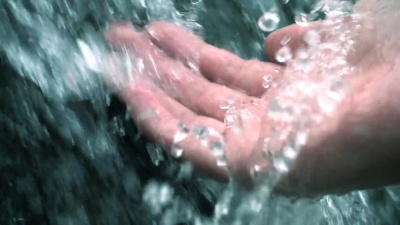 手头有小溪浇水