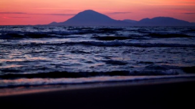 日落时海岸波的特写镜头。