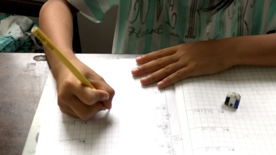 日本女孩在房间里学习