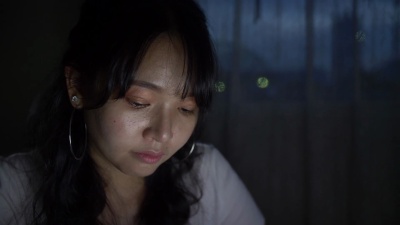 年轻女子晚上使用笔记本电脑