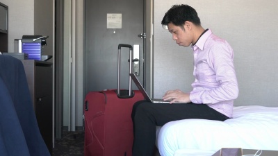 商务旅行商务人员在酒店房间工作
