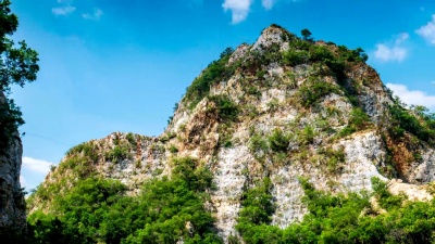 云影掩映下的落基山峰