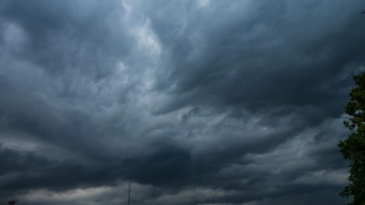 大量云在雷声中穿行