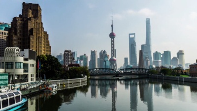 在中国上海外滩散步和参观著名建筑