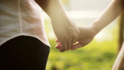 公园里牵着手的年轻夫妇