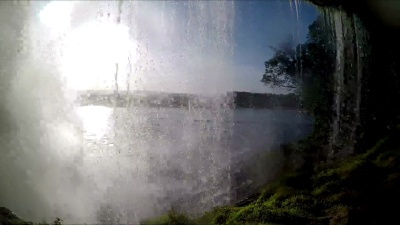 在狂暴漫游的瀑布后面隐藏着一幅风景。