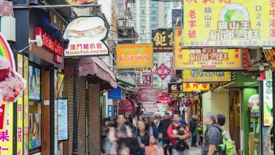 中国澳门的一条街。这条街到处都是商店，每天都有很多人来这里购物。