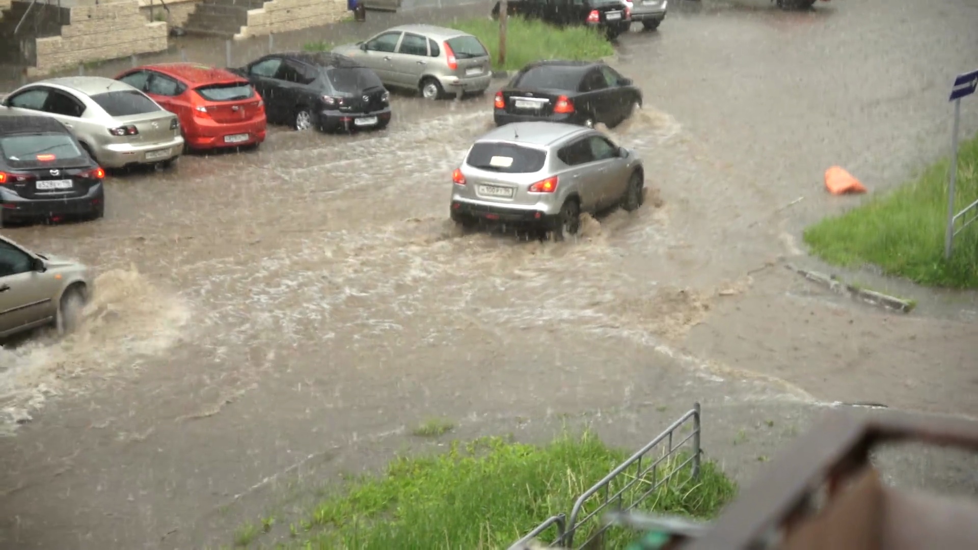 雨中汽车在被水淹没的道路上行驶，慢动作