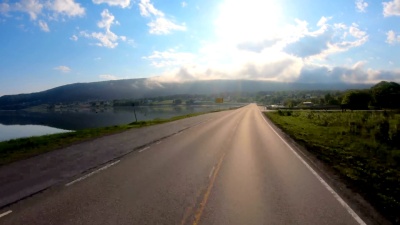 在挪威的道路上驾驶汽车的车辆视角