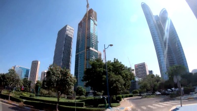 开车穿过阿布扎比，摩天大楼，公园，交通，迷人的城市，VAE， 
