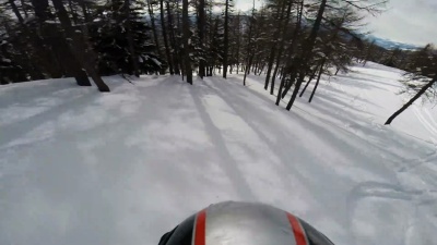 在白雪皑皑的森林里滑雪下坡。